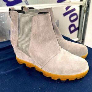 Sorel Joan of Arctic Gray Suede wedge waterproof Ankle Boots- great condition!